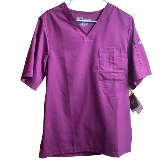 NWT Grey’s Anatomy Men’s 3 Pocket Wine Scrub Top Size Small - Picture 1 of 6